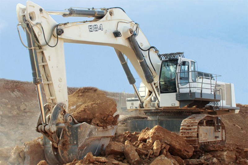 Liebherr R 984 heavy excavator staged on a jobsite